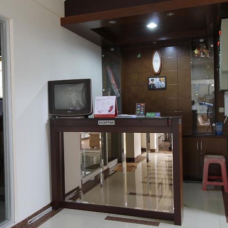 Reddoorz Plus Near Ambassador Mall Джакарта Екстер'єр фото