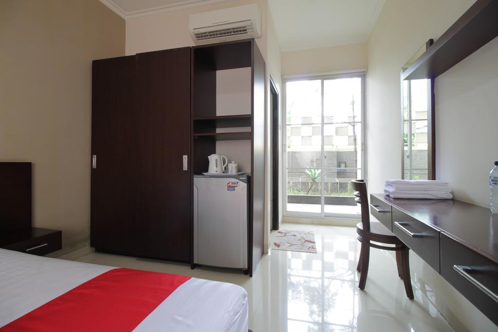 Reddoorz Plus Near Ambassador Mall Джакарта Екстер'єр фото