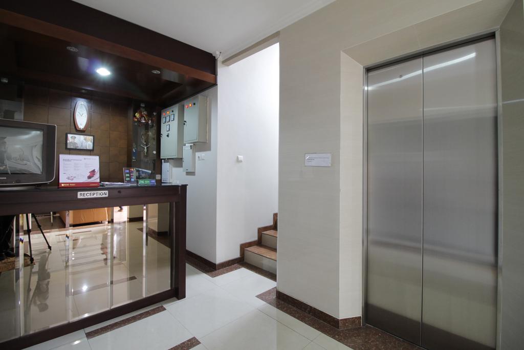 Reddoorz Plus Near Ambassador Mall Джакарта Екстер'єр фото